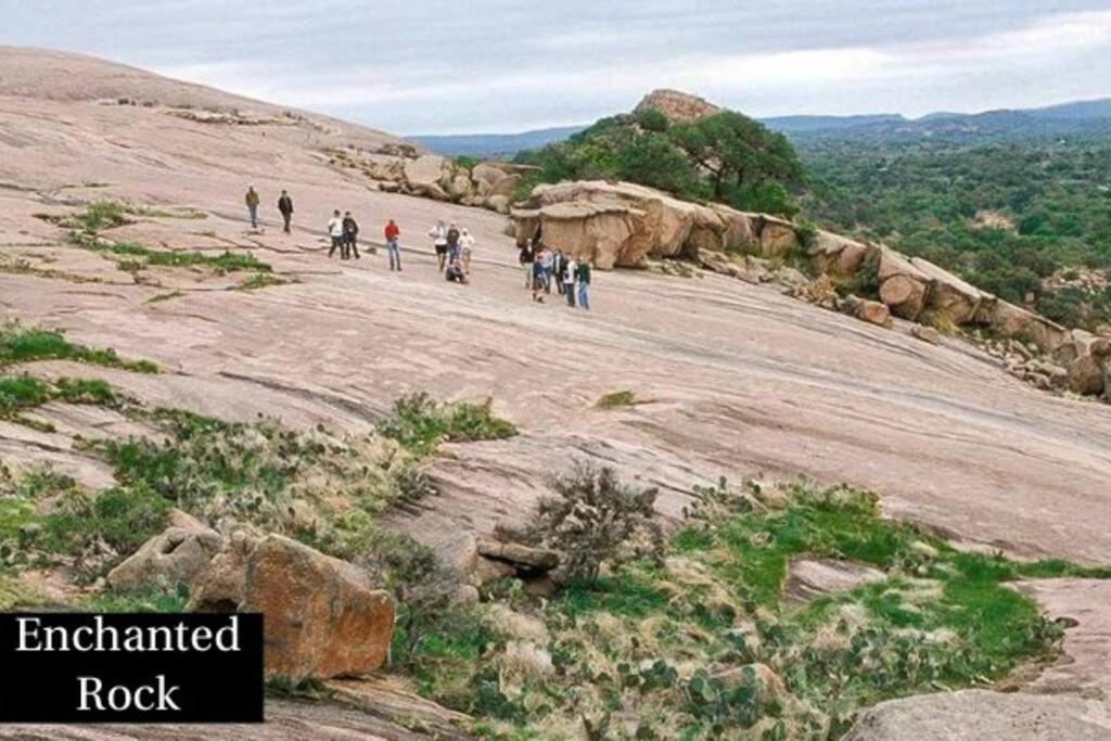 Entire 2Br 2Ba Hilltop View Home Sleeps 7 Pets 4 Acres Jacuzzi Central Ac Kingbeds Free Wifi-Parking Kitchen Washerdryer Starry Terrace Two Sunset Dining Patios Grill Stovetop Oven Fridge Onsitewoodedhiking Wildlife Coveredpatio4Pets & Birds Singing! Marble Falls Exterior foto